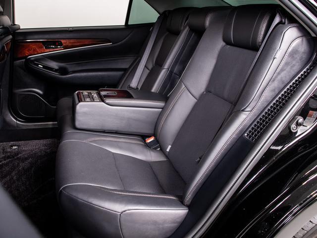 クラウンマジェスタ Ｆバージョン　後期型（禁煙車）（黒本革シート）（オプション１８インチアルミ）（フルエアロ）（セーフティセンス）衝突軽減ブレーキ　踏み間違い防止機能　車線逸脱抑制ＬＤＡ　ＢＳＭ　アダプティブハイビーム　後席ＶＩＰ仕様（7枚目）