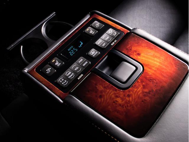 クラウンマジェスタ Ｆバージョン　後期型（禁煙車）（黒本革シート）（オプション１８インチアルミ）（フルエアロ）（セーフティセンス）衝突軽減ブレーキ　踏み間違い防止機能　車線逸脱抑制ＬＤＡ　ＢＳＭ　アダプティブハイビーム　後席ＶＩＰ仕様（8枚目）