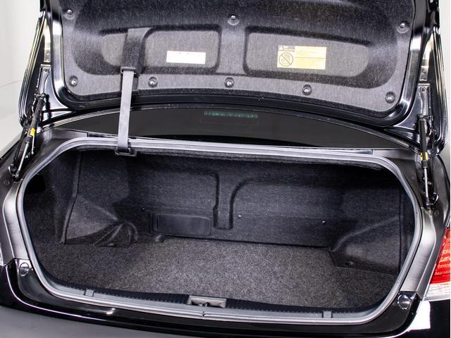 クラウンマジェスタ Ｆバージョン　後期型（禁煙車）（黒本革シート）（オプション１８インチアルミ）（フルエアロ）（セーフティセンス）衝突軽減ブレーキ　踏み間違い防止機能　車線逸脱抑制ＬＤＡ　ＢＳＭ　アダプティブハイビーム　後席ＶＩＰ仕様（31枚目）