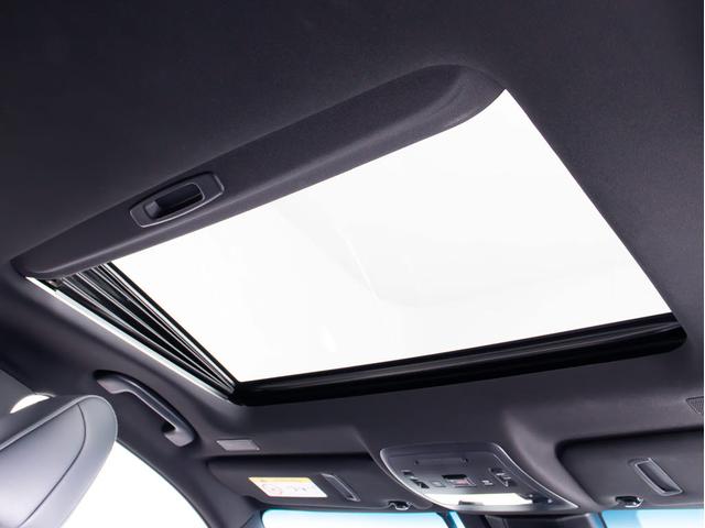 人気装備のサンルーフが付いています！上下チルトに前後スライド機能が付いていますので、様々なドライブシーンで活躍してくれます！！開放感ある車内空間は気持ちがいいですよ！是非体感してみて下さい！