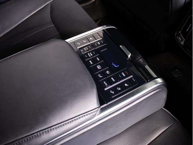 後席もＶＩＰ装備！後席センターコンソールの画像です！こちらのお車には、後席にもパワーシートが装備されています！更にオーディオなども後席から操作出来るなど豪華！ゲストに喜んで頂ける装備ですね！