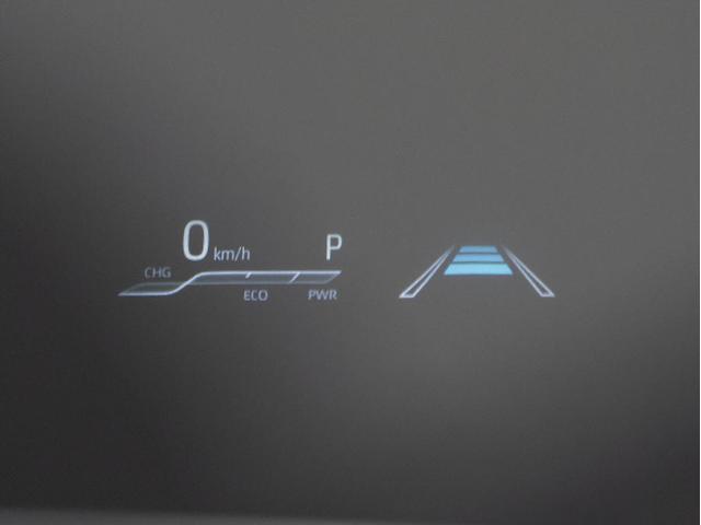 ヘッドアップディスプレイ（ＨＵＤ）付！、フロントウインドウガラスに運転支援システムの作動状況や走行に関するさまざまな情報を表示することができます。