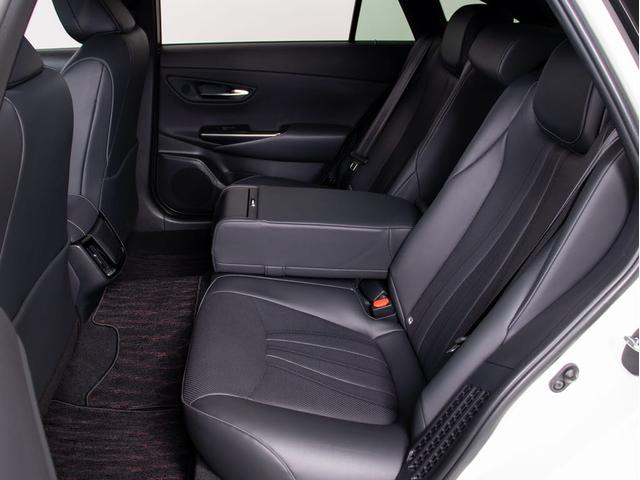 クラウンハイブリッド Ｓ　Ｃパッケージ　（禁煙車）（サンルーフ）（黒本革シート）（パノラミックビューモニタ）（オプション１８インチアルミ）（セーフティセンス）衝突軽減ブレーキ　踏み間違い防止機能　車線逸脱抑制機能ＬＴＡ　オートハイビーム（9枚目）