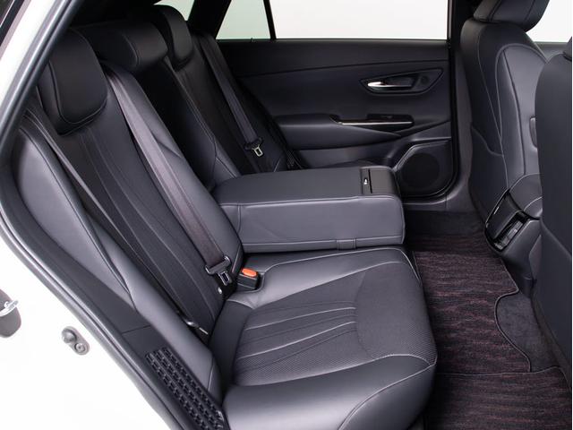 クラウンハイブリッド Ｓ　Ｃパッケージ　（禁煙車）（サンルーフ）（黒本革シート）（パノラミックビューモニタ）（オプション１８インチアルミ）（セーフティセンス）衝突軽減ブレーキ　踏み間違い防止機能　車線逸脱抑制機能ＬＴＡ　オートハイビーム（38枚目）