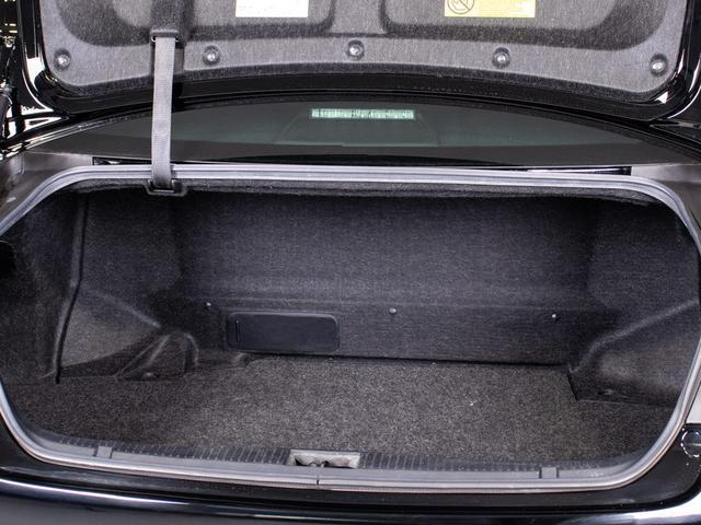 クラウンハイブリッド アスリートＳ　Ｊ－フロンティアリミテッド　後期型（禁煙車）（特別仕様社）（オプション１８インチアルミ）（新品タイヤ）（フルエアロ）トヨタセーフティセンス　衝突軽減ブレーキ　踏み間違い防止機能　車線逸脱抑制機能ＬＤＡ　オートハイビーム　ＳＤナビ（32枚目）