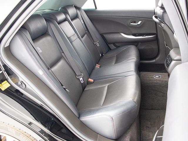 クラウン ２．５アスリート　プレミアムエディション　（禁煙車）（点検記録簿８枚）（後期型）（特別仕様車）（フルエアロ）（黒本革）（冷暖房シート）（シートメモリー）（イージークローザー）（ブラックインナーヘッドライト）（パワートランク）（障害物センサー）（17枚目）