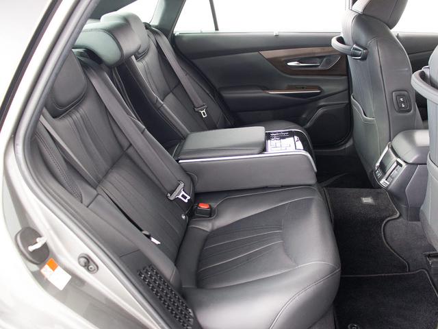 クラウンハイブリッド Ｇ－エグゼクティブ　（禁煙車）（後期型）（サンルーフ）（黒本革）（パノラミックビュー）（デジタルインナーミラー）（１２．３インチＳＤマルチナビ）（シートヒーター）（エアシート）（レーダークルーズ）（プリクラッシュ）（32枚目）