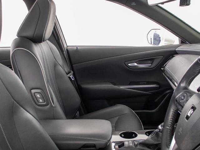 クラウンハイブリッド RSアドバンス (禁煙車)(サンルーフ)(黒本革)(BSM)(フルエアロ)(シートヒーター)(エアシート)(AC100V)(セーフティセンス)(レーダークルーズ)(プリクラッシュ)(SDナビ)(Bluetooth)(17枚目)