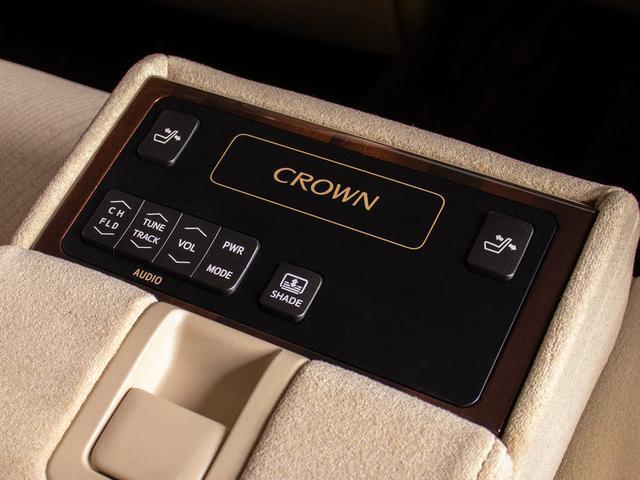 クラウンハイブリッド ロイヤルサルーンG 後席モニター(衝突軽減ブレーキ)(踏み間違い防止機能)(レーダークルーズ)アドバンストパッケージ Blutooth対応 HDDマルチナビ イージークローザー プリクラッシュ クリアランスソナー(7枚目)