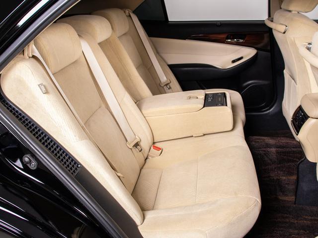 クラウンハイブリッド ロイヤルサルーンG 後席モニター(衝突軽減ブレーキ)(踏み間違い防止機能)(レーダークルーズ)アドバンストパッケージ Blutooth対応 HDDマルチナビ イージークローザー プリクラッシュ クリアランスソナー(36枚目)