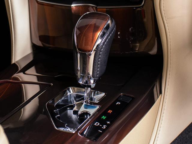 クラウンハイブリッド ロイヤルサルーンG 後席モニター(衝突軽減ブレーキ)(踏み間違い防止機能)(レーダークルーズ)アドバンストパッケージ Blutooth対応 HDDマルチナビ イージークローザー プリクラッシュ クリアランスソナー(40枚目)