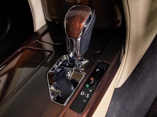 クラウンハイブリッド ロイヤルサルーンG (禁煙車)(ワンオーナー)(フラクセン本革シート)(衝突軽減ブレーキ)(踏み間違い防止機能)レーダークルーズ プリクラッシュ クリアランスソナー イージークローザー 後席VIP Bluetooth対応(51枚目)