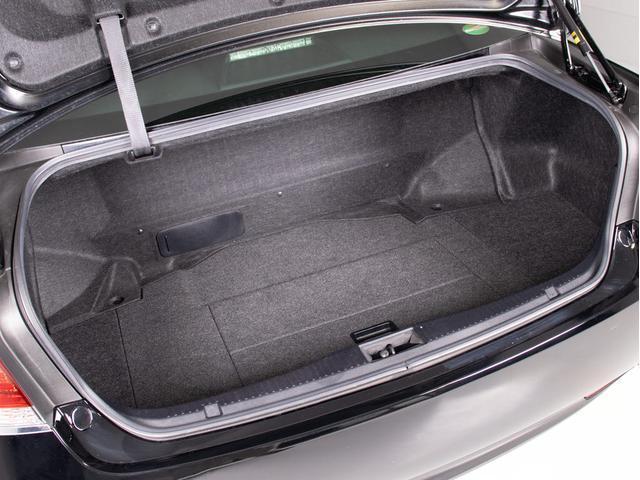 クラウンハイブリッド ロイヤルサルーンＧ　リアモニター　後期型（トヨタセーフティセンス）（衝突軽減ブレーキ）（車線逸脱抑制ＬＤＡ）レーダークルーズ　アダプティブハイビーム　シートメモリー　Ｂｌｕｅｔｏｏｔｈ対応　シート＆ステアリングヒーター（28枚目）