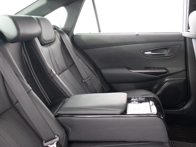 クラウンハイブリッド RSアドバンス (後期型)(黒本革)(禁煙車)(パノラミックビュー)(フルエアロ)(シートヒーター)(エアシート)(デジタルインナーミラー)(セーフティパッケージ)(12.3インチSDマルチナビ)(BSM)(HUD)(19枚目)