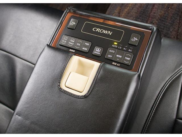 クラウンハイブリッド ロイヤルサルーン (リヤコンフォートパッケージ)(Bluetooth)(記録簿8枚)(エアロカスタム)(20インチAW)(黒シートカバー)(シートヒーター)(後席コントロールパネル)(オートクルーズ)(HDDナビ)(17枚目)