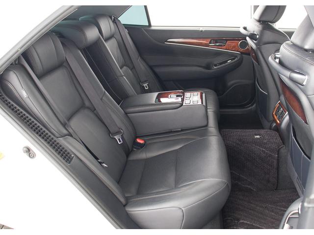 クラウンマジェスタ Fバージョン (禁煙車)(黒本革)(フルエアロ)(20インチアルミホイール)(プレミアムサウンド)(シートヒーター)(エアシート)(イージークローザー)(レーダークルーズ)(プリクラッシュ)(クリアランスソナー)(29枚目)