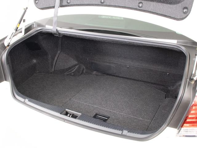 クラウンハイブリッド ロイヤルサルーンG (後期型)(禁煙車)(BSM)(後席VIP)(レーダークルーズ)(プリクラッシュ)(シートヒーター)(ステアリングヒーター)(イージークローザー)(SDマルチナビ)(レギュラーガソリン仕様)(24枚目)