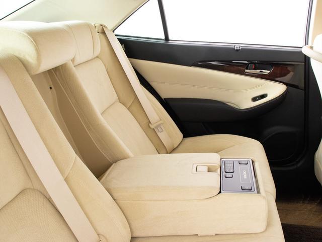 クラウンハイブリッド ロイヤルサルーンG (後期型)(禁煙車)(BSM)(後席VIP)(レーダークルーズ)(プリクラッシュ)(シートヒーター)(ステアリングヒーター)(イージークローザー)(SDマルチナビ)(レギュラーガソリン仕様)(31枚目)