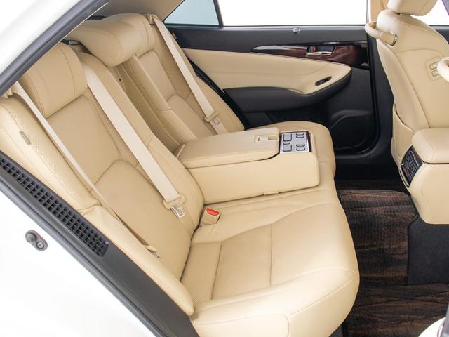 クラウンハイブリッド ロイヤルサルーンG (禁煙車)(後期型)(モデリスタフルエアロ)(本革)(後席VIP)(シートヒーター)(エアシート)(ステアリングヒーター)(レーダークルーズ)(衝突軽減)(クリアランスソナー)(BSM)(SDナビ)(27枚目)