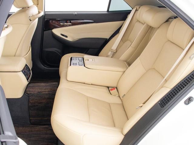 クラウンハイブリッド ロイヤルサルーンG (禁煙車)(後期型)(モデリスタフルエアロ)(本革)(後席VIP)(シートヒーター)(エアシート)(ステアリングヒーター)(レーダークルーズ)(衝突軽減)(クリアランスソナー)(BSM)(SDナビ)(28枚目)