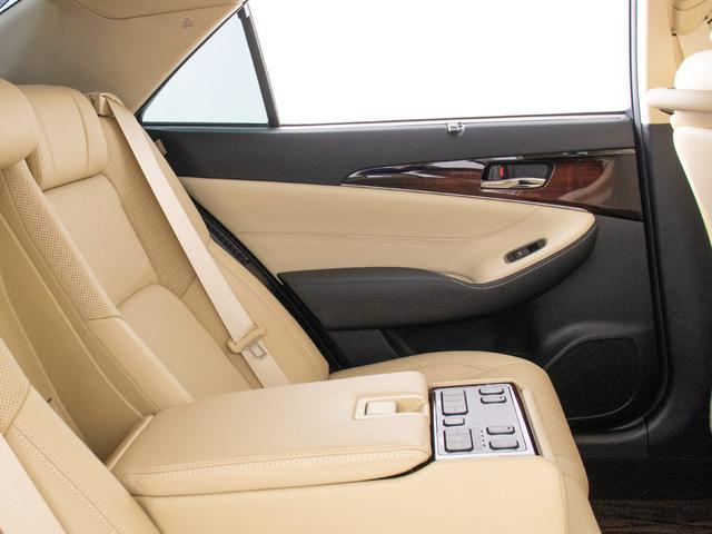 クラウンハイブリッド ロイヤルサルーンG (禁煙車)(後期型)(モデリスタフルエアロ)(本革)(後席VIP)(シートヒーター)(エアシート)(ステアリングヒーター)(レーダークルーズ)(衝突軽減)(クリアランスソナー)(BSM)(SDナビ)(30枚目)