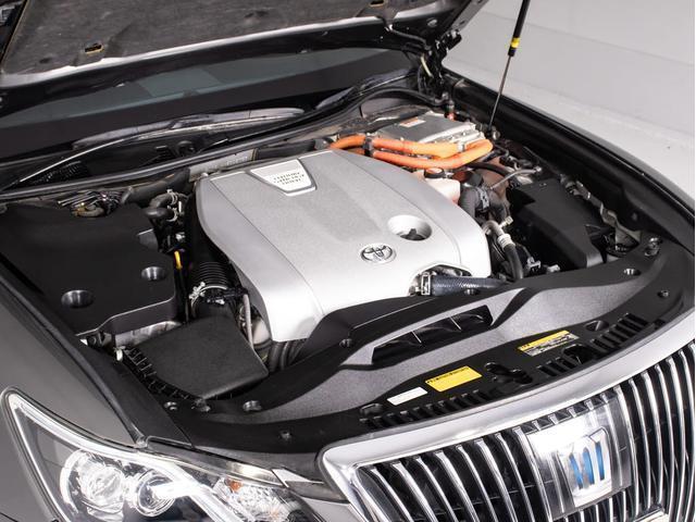 クラウンマジェスタ Ｆバージョン　オートサロン出展モデル（レクサスマンガンラスター）（黒本革シート）（フルエアロ）（新品２０インチアルミ＆タイヤ）衝突軽減ブレーキ　踏み間違い防止機能　レーダークルーズ　Ｂｌｕｅｔｏｏｔｈ対応　　ＢＳＭ（28枚目）