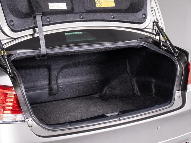 クラウンマジェスタ Ｆバージョン　オートサロン出展モデル（レクサスマンガンラスター）（黒本革シート）（フルエアロ）（新品２０インチアルミ＆タイヤ）衝突軽減ブレーキ　踏み間違い防止機能　レーダークルーズ　Ｂｌｕｅｔｏｏｔｈ対応　　ＢＳＭ（29枚目）