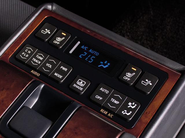 クラウンマジェスタ Ｆバージョン　（禁煙車）（オプション１８インチアルミ）（黒本革シート）（フルエアロ）衝突軽減ブレーキ　踏み間違い防止機能　ＢＳＭ　レーダークルーズ　アダプティブハイビーム　点検整備記録簿５枚　Ｂｌｕｅｔｏｏｔｈ対応（8枚目）