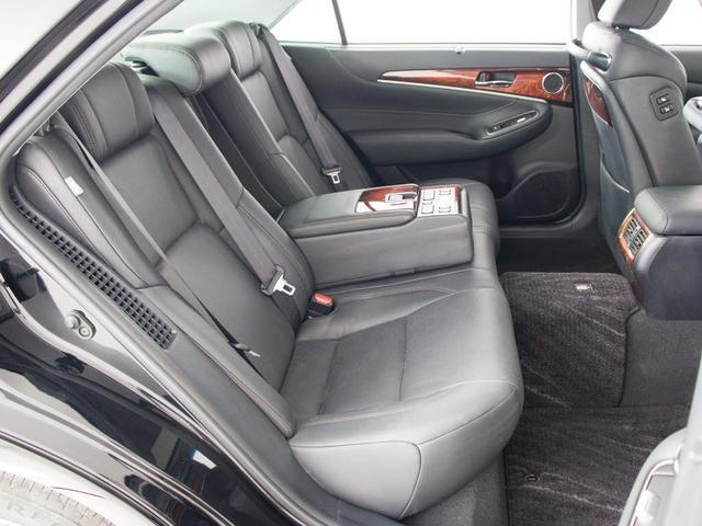 クラウンマジェスタ Fバージョン 禁煙/サンルーフ/黒本革/プレミアムSS/OP18AW /フルエアロ/BSM/プリクラッシュセーフティー/レーダークルーズ/アダプティブハイビーム/後席リクライニング/イージークロージャー(29枚目)