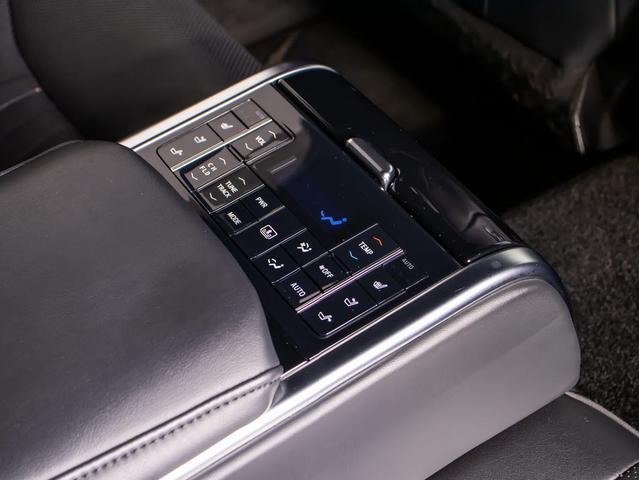 クラウンハイブリッド Ｇ－エグゼクティブ　（禁煙車）（黒本革シート）（パノラミックビューモニター）（デジタルインナーミラー）（トヨタセーフティパッケージプラス）衝突軽減ブレーキ　踏み間違い防止機能　車線逸脱抑制ＬＴＡ　レーダークルーズ（7枚目）