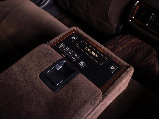 クラウンハイブリッド ロイヤルサルーンＧ　（禁煙車）（トヨタプレミアムサウンド）（オプション１７インチアルミ）（フルエアロ）アダプティブハイビーム　イージークローザー　後席ＶＩＰ　Ｂｌｕｅｔｏｏｔｈ対応　レギュラーガソリン仕様　ＨＤＤマルチ（8枚目）