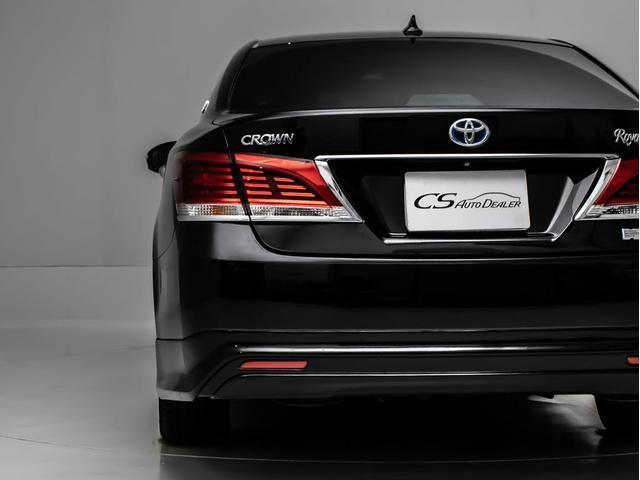 クラウンハイブリッド ロイヤルサルーンＧ　（禁煙車）（トヨタプレミアムサウンド）（オプション１７インチアルミ）（フルエアロ）アダプティブハイビーム　イージークローザー　後席ＶＩＰ　Ｂｌｕｅｔｏｏｔｈ対応　レギュラーガソリン仕様　ＨＤＤマルチ（23枚目）