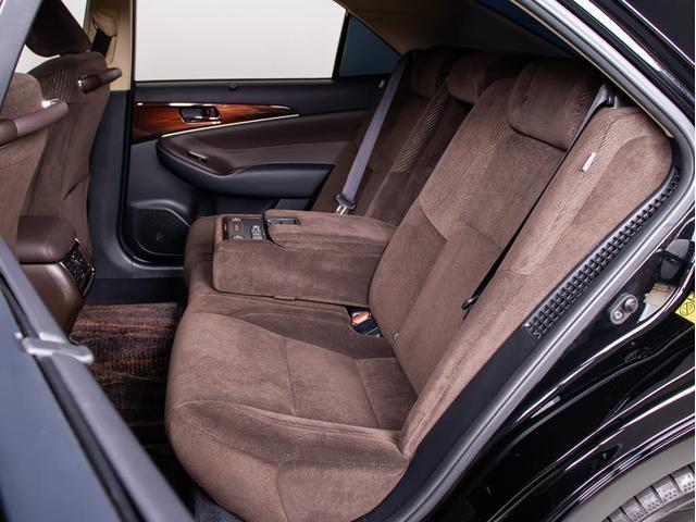 クラウンハイブリッド ロイヤルサルーンＧ　（禁煙車）（トヨタプレミアムサウンド）（オプション１７インチアルミ）（フルエアロ）アダプティブハイビーム　イージークローザー　後席ＶＩＰ　Ｂｌｕｅｔｏｏｔｈ対応　レギュラーガソリン仕様　ＨＤＤマルチ（33枚目）