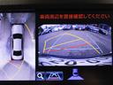 パノラミックビューモニターを装備!上から車両を見下ろしたような映像をナビ画面に表示できます。車両前後左右に搭載した4つのカメラ映像を継ぎ目なく合成!目視では見えない部分もリアルタイムで見れます。