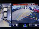パノラミックビューモニターを装備！上から車両を見下ろしたような映像をナビ画面に表示できます。車両前後左右に搭載した４つのカメラ映像を継ぎ目なく合成！目視では見えない部分もリアルタイムで見れます。