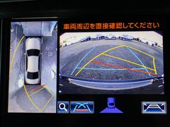 パノラミックビューモニターを装備！上から車両を見下ろしたような映像をナビ画面に表示できます。車両前後左右に搭載した４つのカメラ映像を継ぎ目なく合成！目視では見えない部分もリアルタイムで見れます。 2