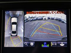パノラミックビューモニターを装備！上から車両を見下ろしたような映像をナビ画面に表示できます。車両前後左右に搭載した４つのカメラ映像を継ぎ目なく合成！目視では見えない部分もリアルタイムで見れます。 2