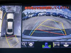 パノラミックビューモニターを装備！上から車両を見下ろしたような映像をナビ画面に表示できます。車両前後左右に搭載した４つのカメラ映像を継ぎ目なく合成！目視では見えない部分もリアルタイムで見れます。 2