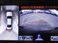 パノラミックビューモニターを装備！上から車両を見下ろしたような映像をナビ画面に表示できます。車両前後左右に搭載した４つのカメラ映像を継ぎ目なく合成！目視では見えない部分もリアルタイムで見れます。 4