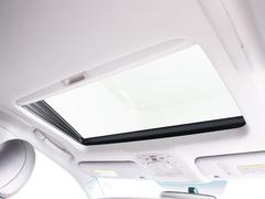 人気装備のサンルーフが付いています！上下チルトに前後スライド機能が付いていますので、様々なドライブシーンで活躍してくれます！！開放感ある車内空間は気持ちがいいですよ！是非体感してみて下さい！ 4