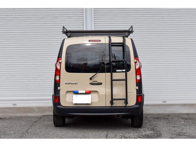 カングー １．６　禁煙車　レクルール・カスタマイズ　タイミングベルト交換済み　ＣＡＢＡＮＡシートカバー　　ルーフキャリア　専用リアラダー　新品ナビ　バックカメラ　新品タイヤ　ブラックスチールホイール（3枚目）
