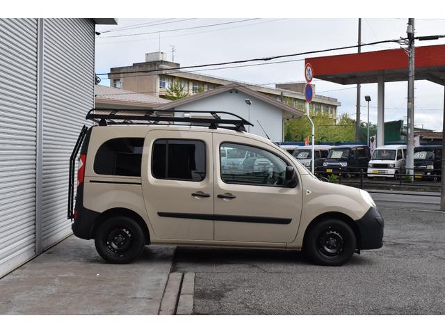 カングー １．６　禁煙車　レクルール・カスタマイズ　タイミングベルト交換済み　ＣＡＢＡＮＡシートカバー　　ルーフキャリア　専用リアラダー　新品ナビ　バックカメラ　新品タイヤ　ブラックスチールホイール（4枚目）