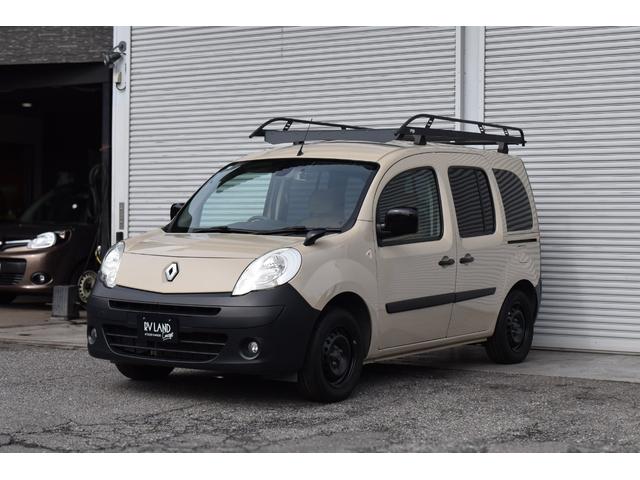 カングー １．６　禁煙車　レクルール・カスタマイズ　タイミングベルト交換済み　ＣＡＢＡＮＡシートカバー　　ルーフキャリア　専用リアラダー　新品ナビ　バックカメラ　新品タイヤ　ブラックスチールホイール（7枚目）