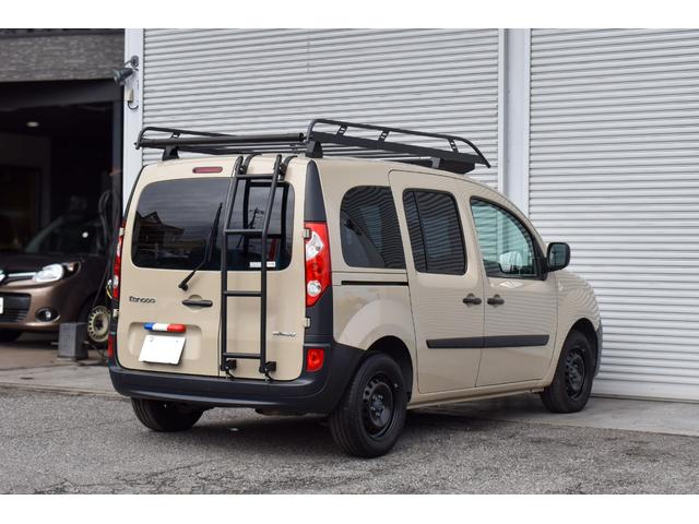 カングー １．６　禁煙車　レクルール・カスタマイズ　タイミングベルト交換済み　ＣＡＢＡＮＡシートカバー　　ルーフキャリア　専用リアラダー　新品ナビ　バックカメラ　新品タイヤ　ブラックスチールホイール（8枚目）