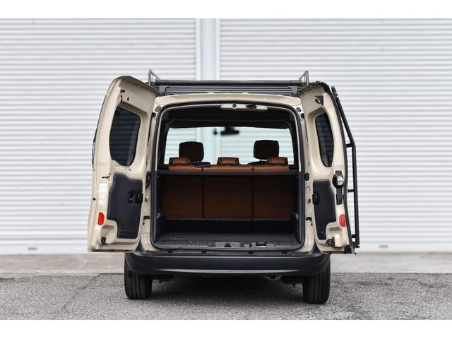 カングー １．６　禁煙車　レクルール・カスタマイズ　タイミングベルト交換済み　ＣＡＢＡＮＡシートカバー　　ルーフキャリア　専用リアラダー　新品ナビ　バックカメラ　新品タイヤ　ブラックスチールホイール（10枚目）