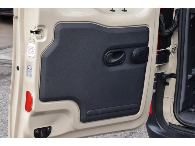 カングー １．６　禁煙車　レクルール・カスタマイズ　タイミングベルト交換済み　ＣＡＢＡＮＡシートカバー　　ルーフキャリア　専用リアラダー　新品ナビ　バックカメラ　新品タイヤ　ブラックスチールホイール（13枚目）