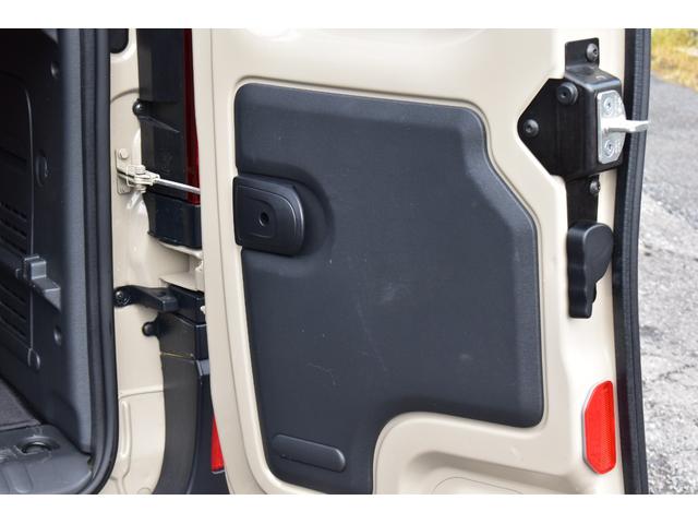 カングー １．６　禁煙車　レクルール・カスタマイズ　タイミングベルト交換済み　ＣＡＢＡＮＡシートカバー　　ルーフキャリア　専用リアラダー　新品ナビ　バックカメラ　新品タイヤ　ブラックスチールホイール（14枚目）