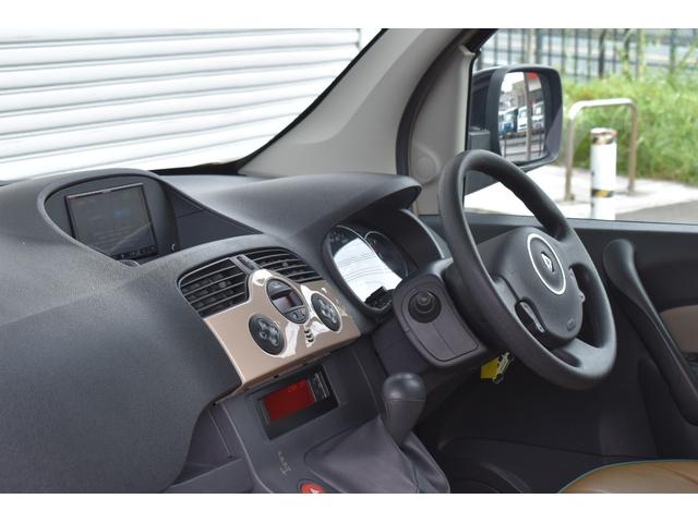 カングー １．６　禁煙車　レクルール・カスタマイズ　タイミングベルト交換済み　ＣＡＢＡＮＡシートカバー　　ルーフキャリア　専用リアラダー　新品ナビ　バックカメラ　新品タイヤ　ブラックスチールホイール（27枚目）