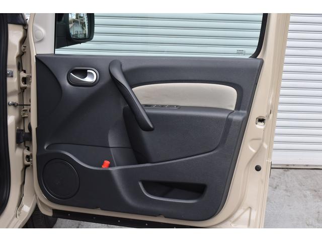 カングー １．６　禁煙車　レクルール・カスタマイズ　タイミングベルト交換済み　ＣＡＢＡＮＡシートカバー　　ルーフキャリア　専用リアラダー　新品ナビ　バックカメラ　新品タイヤ　ブラックスチールホイール（36枚目）