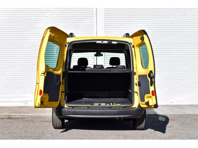 カングー ラ・ポスト　限定車　１オーナー　禁煙車　９インチナビＤＴＶ　Ｂカメラ　ＬＥＤヘッドランプ　ＢＫマルチルーフレール　デイトナＳＳホイール　新品タイヤ　同色コラムカバー　同色ドリンクホルダー　サイドバイザー（10枚目）